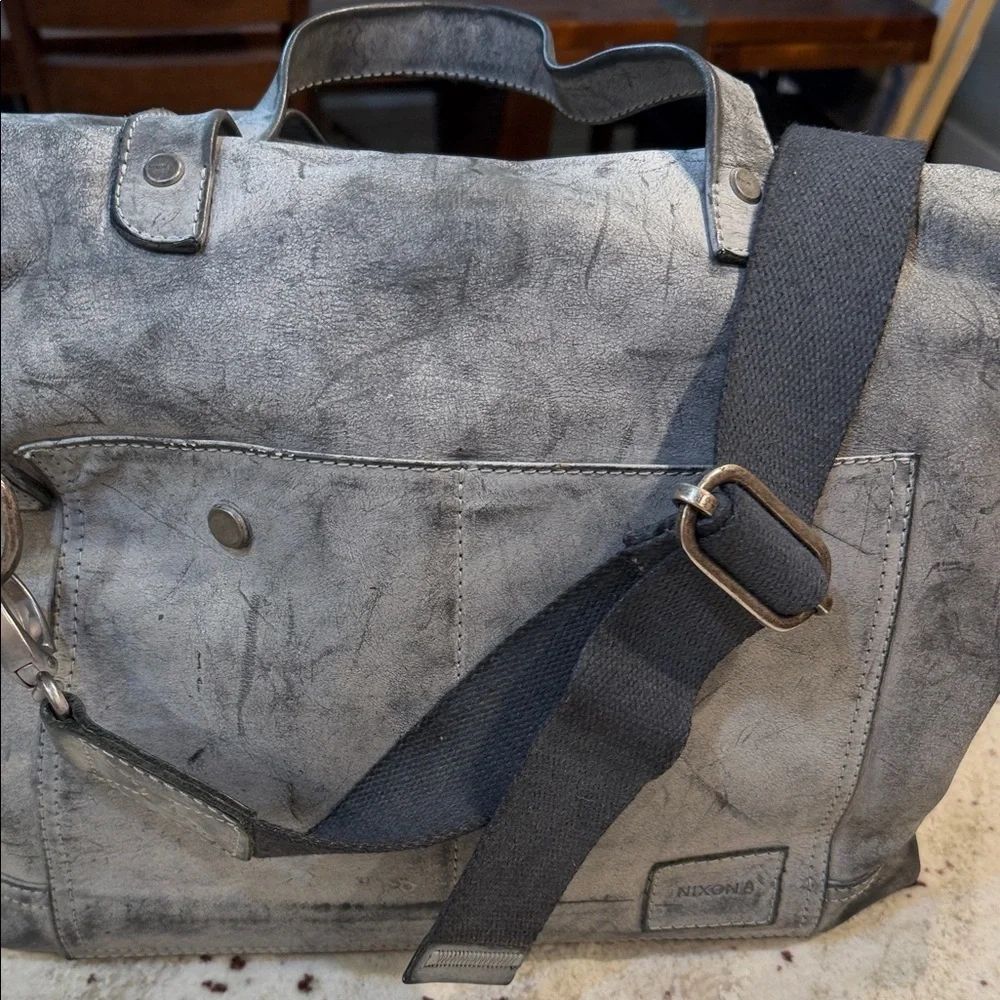 Nixon Calle Messenger Bag II 100% US Hide Leather Messenger Bag NWOT